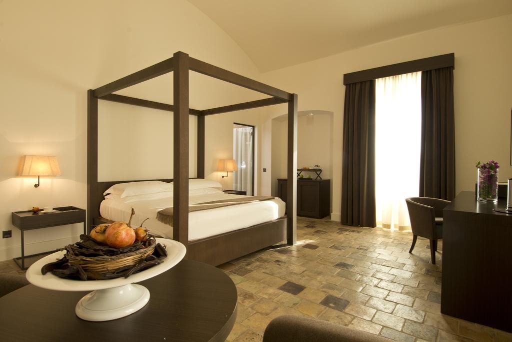 Histo San Pietro Sul Mar Piccolo Hotel Tarente